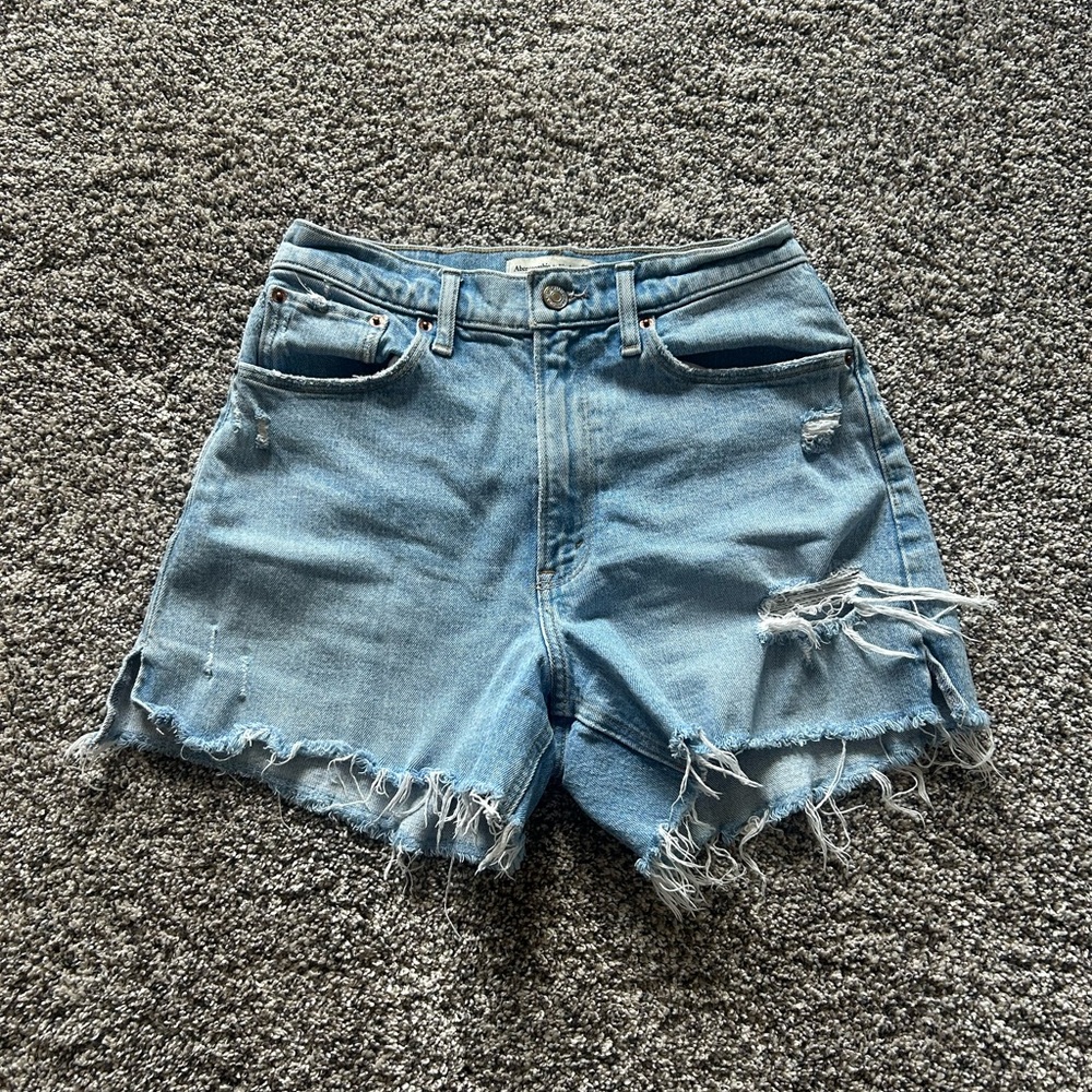 Abercrombie 4” Mom short high rise